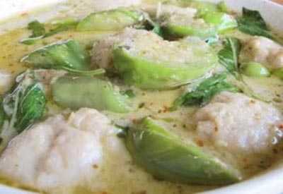 แกงเขียวหวานลูกชิ้นปลากรายสูตรดั้งเดิม